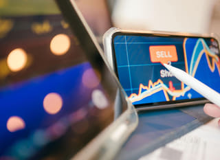 Handelsaktør på tværs af markeder, som gennemgår Bitcoin, Ethereum og forex-optioner